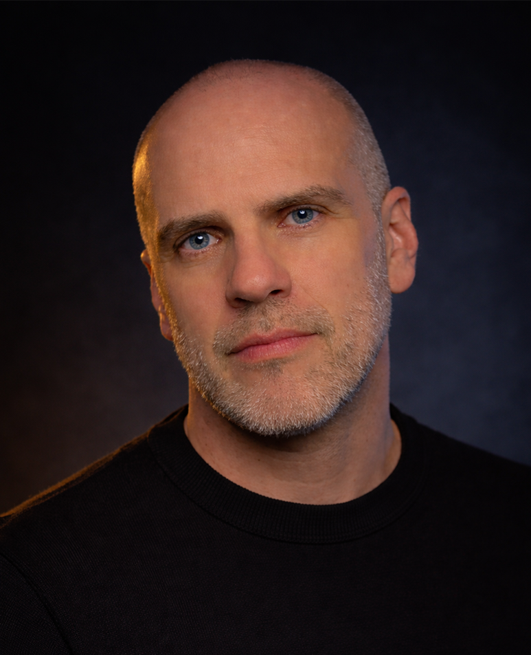 Javi Esteban hipnoterapeuta y cofundador de Conectando con Almas en Barcelona