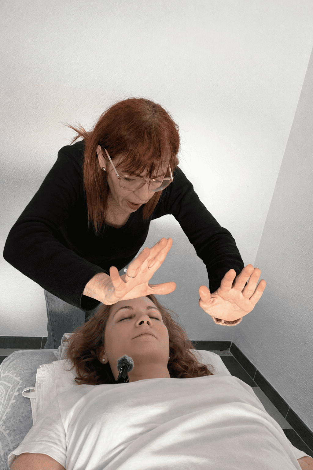 Eilish Gleen realizando una limpieza energética en Barcelona - Conectando con Almas