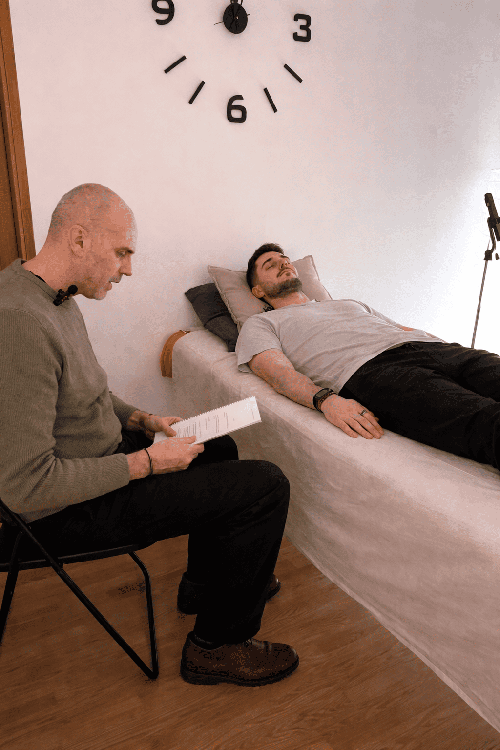 Javi realizando una sesión de hipnosis regresiva en Barcelona - Conectando con Almas