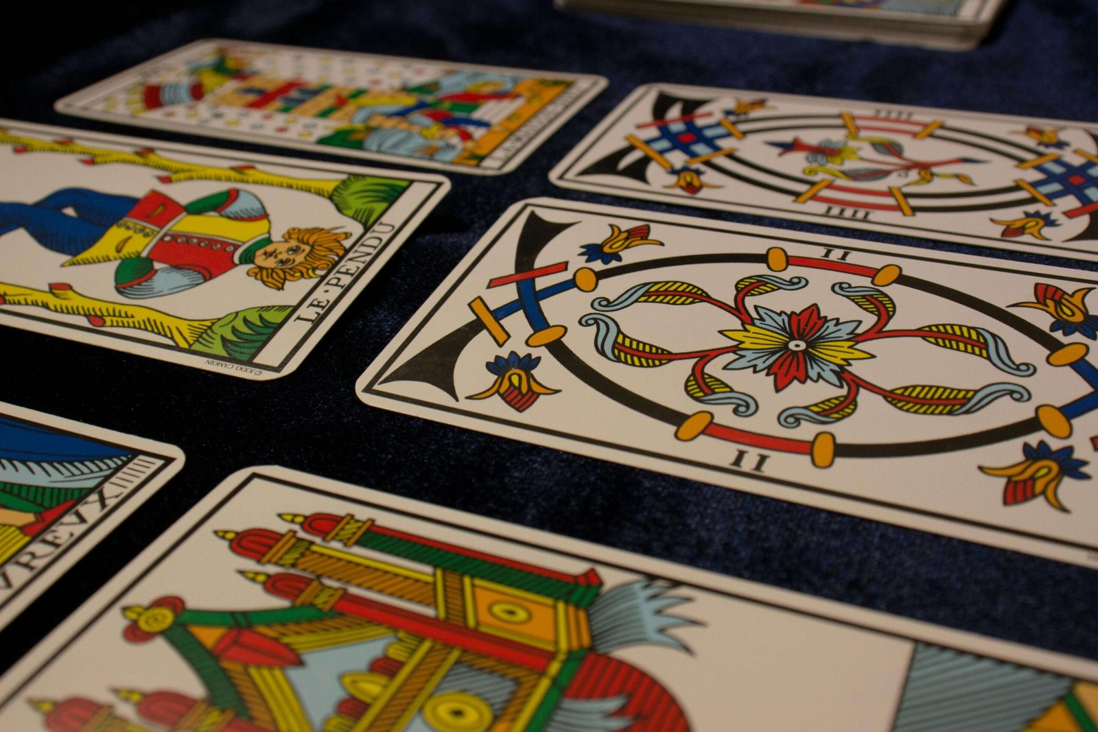 Cartas del Tarot de Marsella extendidas para una lectura profunda y honesta en Barcelona