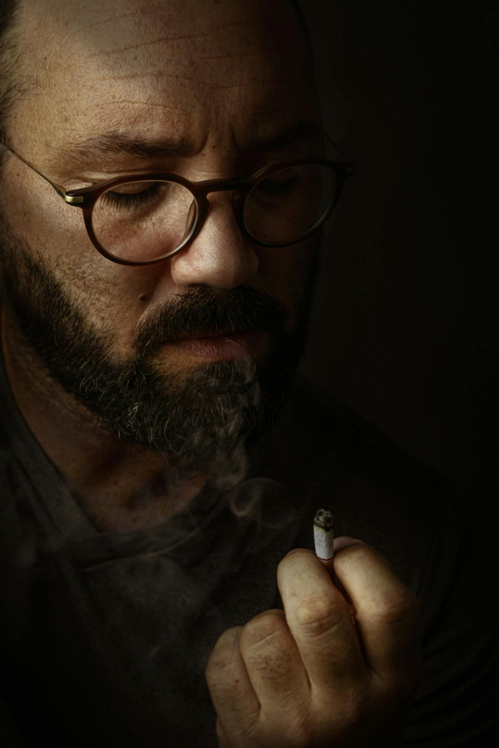 Hombre fumando que busca dejar el tabaco mediante hipnosis en Barcelona